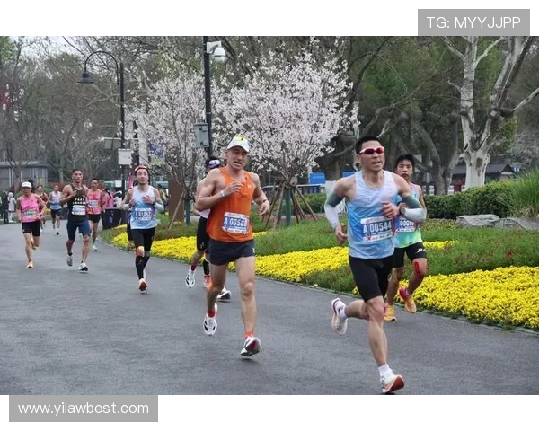 西安滑板队在城市马拉松中的精彩表现与力量展现分析